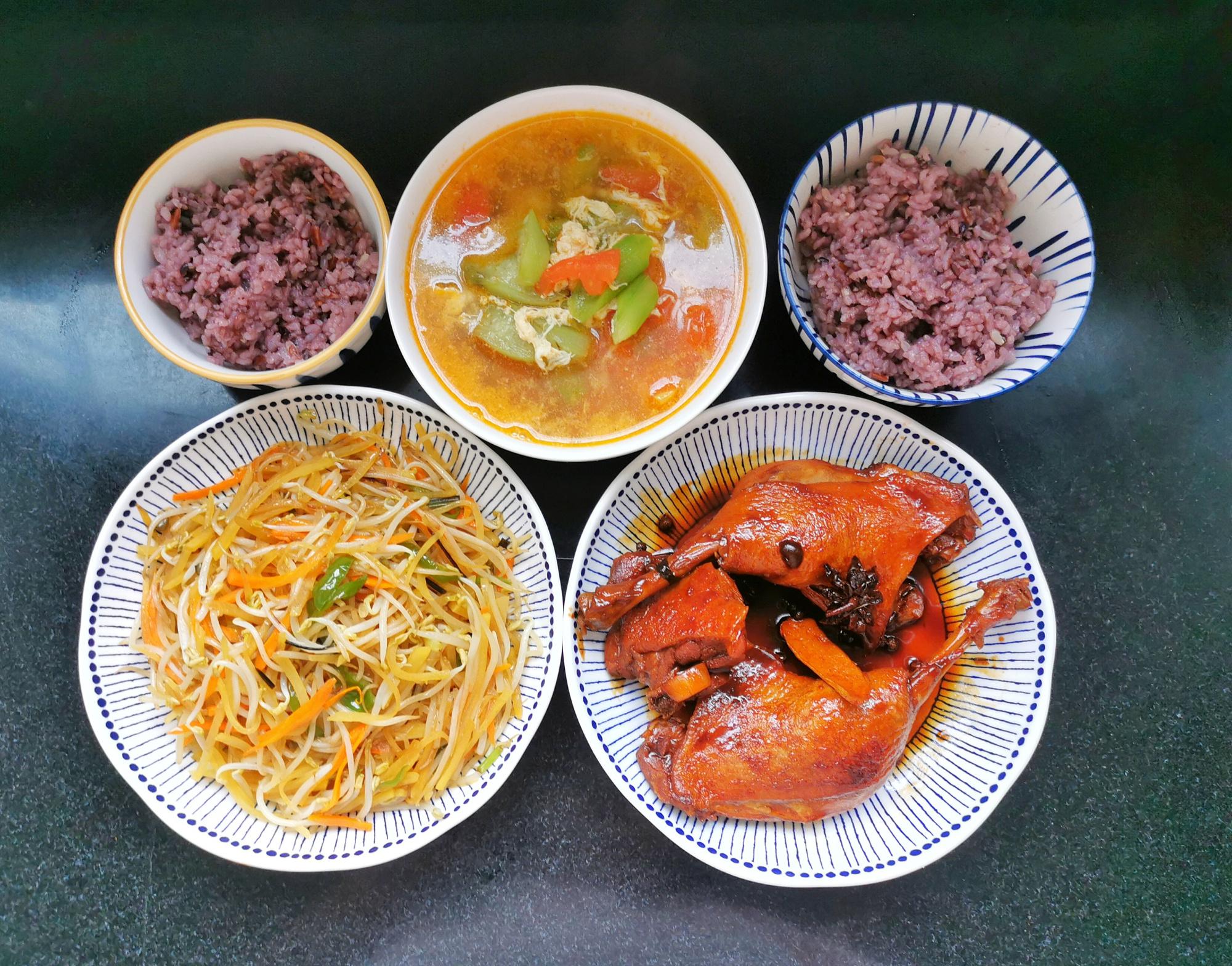 分享我家午餐菜谱：什锦虾仁、红烧鳊鱼、凉拌萝卜缨 - 哔哩哔哩